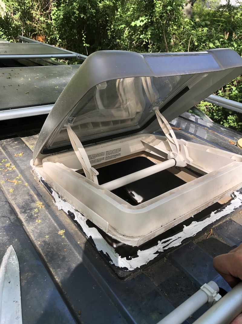 Wohnmobil Dachluke einbauen: Der Dachfenster-Einbau Schritt für